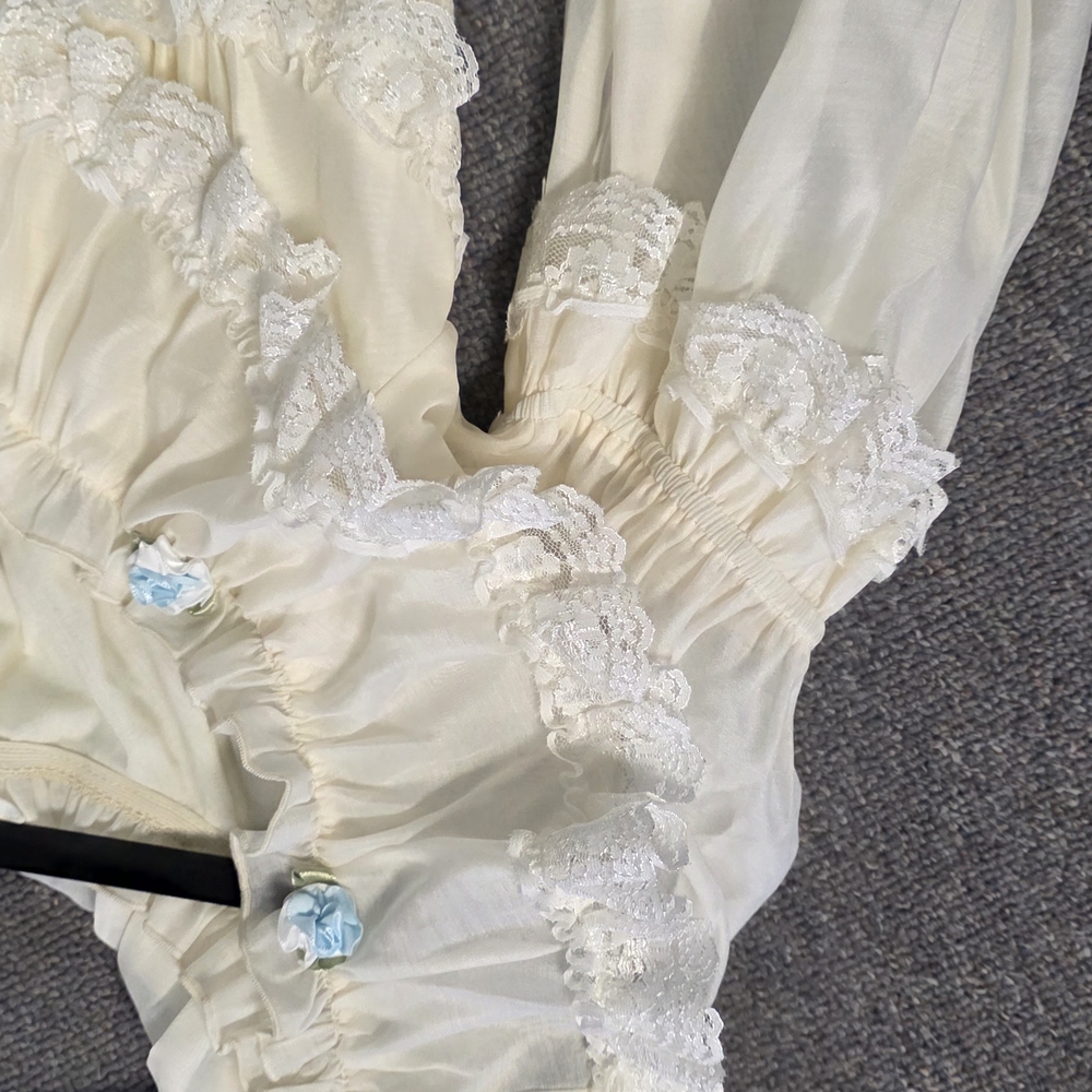 Romantic Off-Shoulder Lace Chemise - Picture 5 of 10